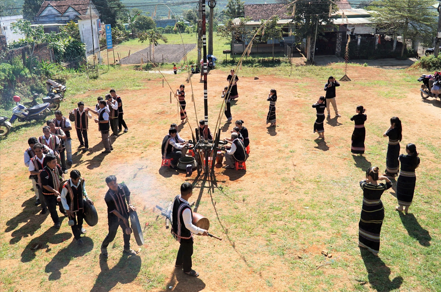 Dân làng Đăk Kơ Đêm dựng cây nêu đón Xuân. (Ảnh: Ngọc Chí)