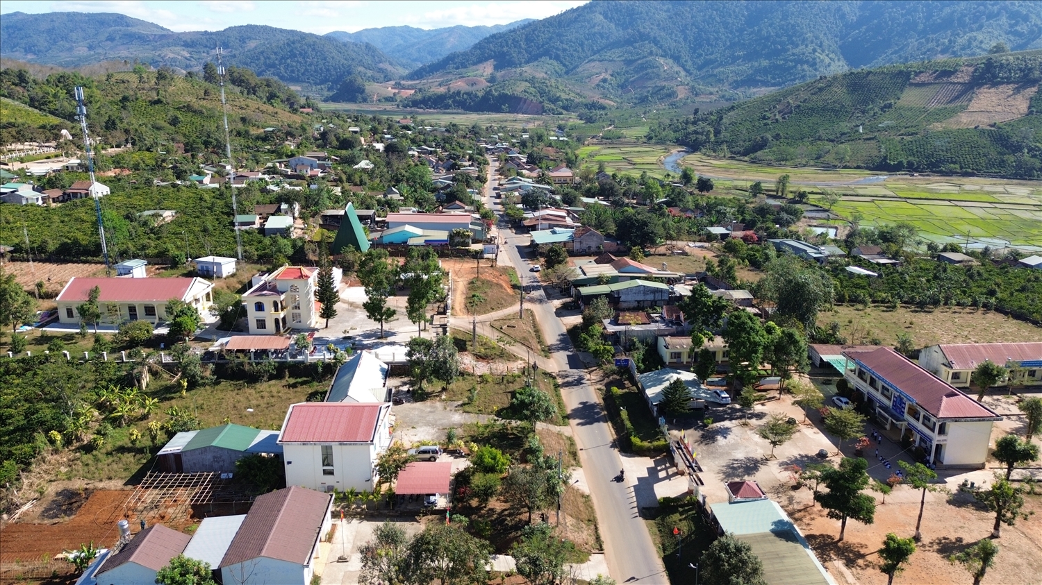 Làng Đăk Kơ Đêm khoát lên mình chiếc áo mới với sự ấm no và sung túc. (Ảnh: Ngọc Chí)