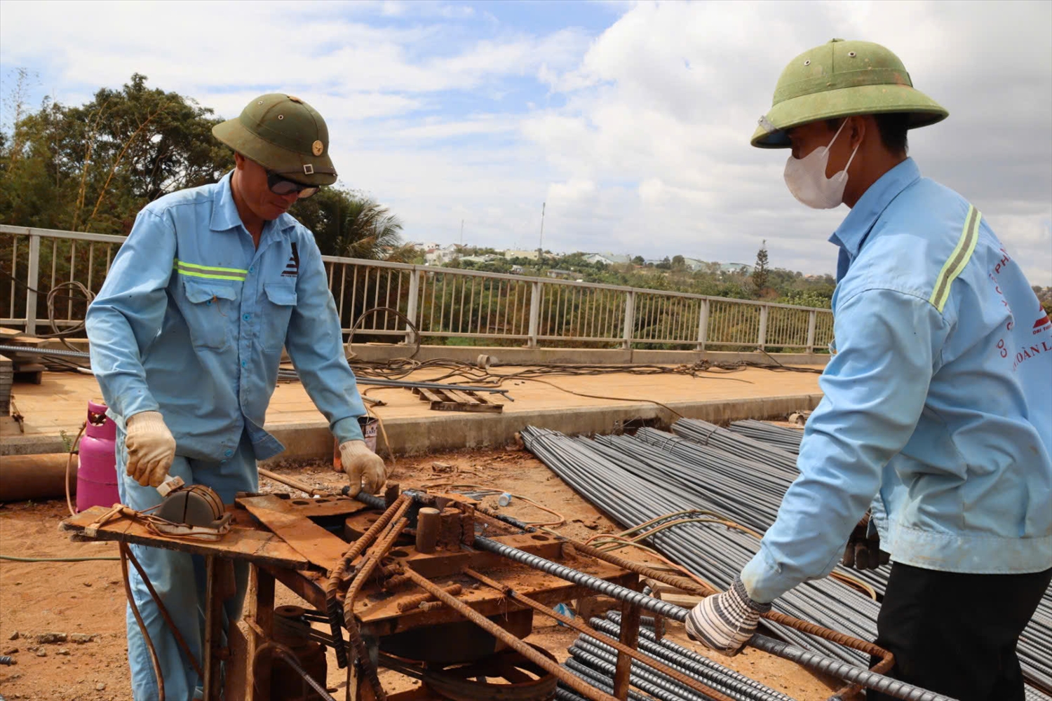 Hàng trăm công nhân tập trung làm việc tại Dự án đường hành lang kinh tế phía Đông Gia Lai