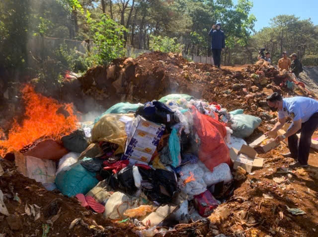 Các sản phẩm bị tiêu huỷ chủ yếu là hàng hóa thời trang, mỹ phẩm, hàng điện tử...