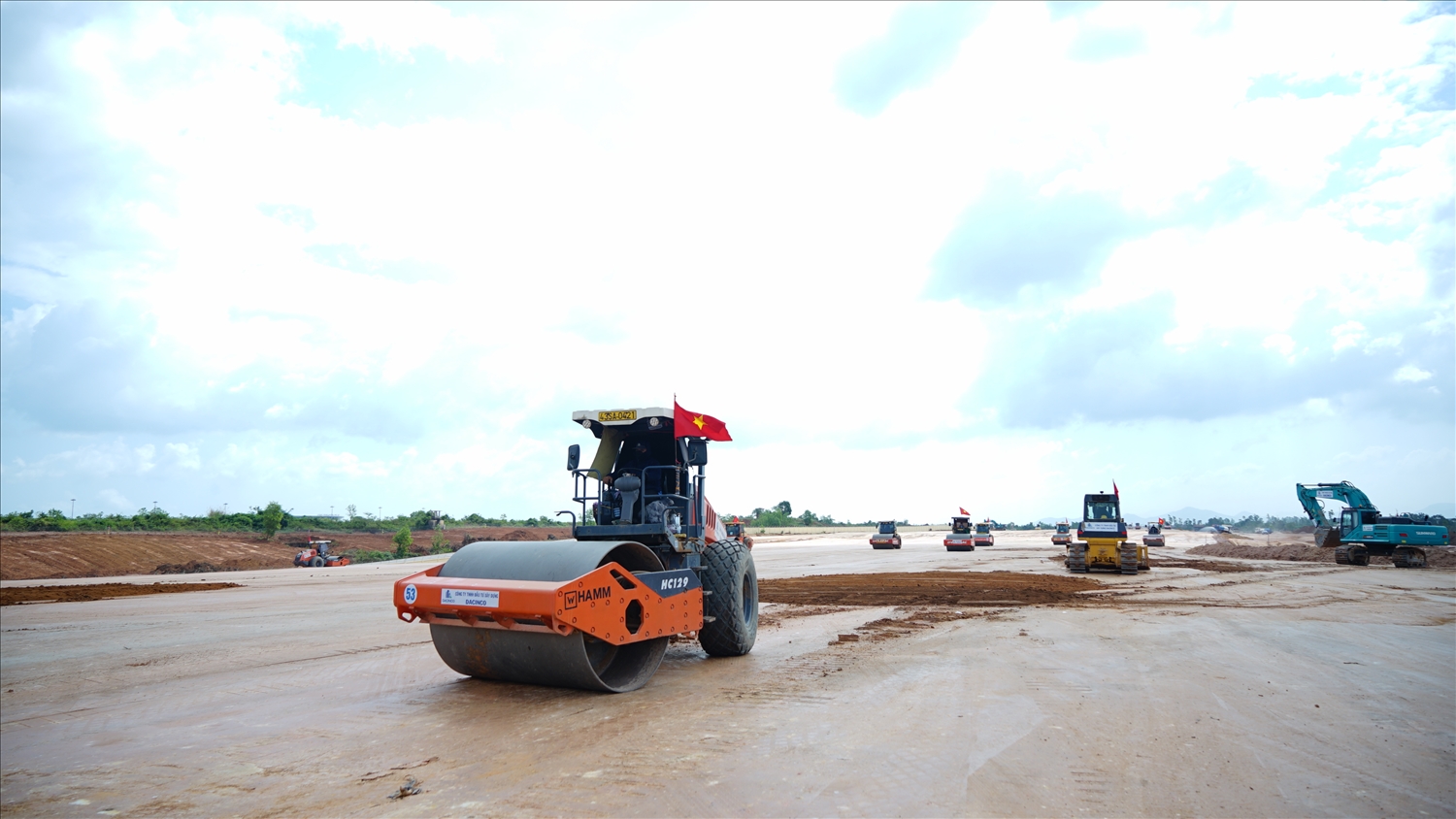 Hơn 700 máy móc cùng hàng nghìn công nhân hối hả ngày đêm thi công sân bay Phù Cát