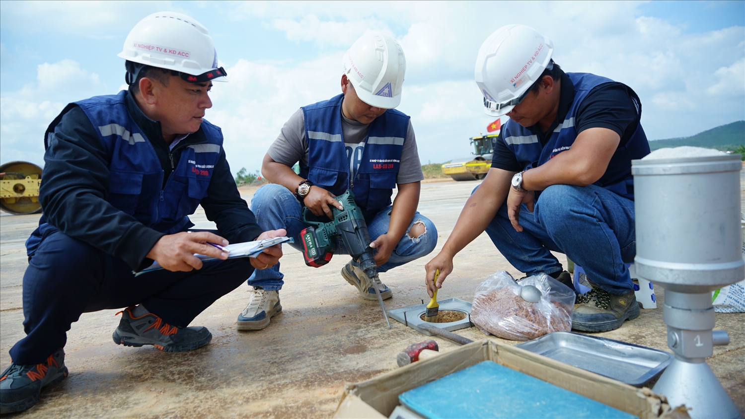 Các thí nghiệm viên kiểm tra chất lượng độ chặt của nền đường