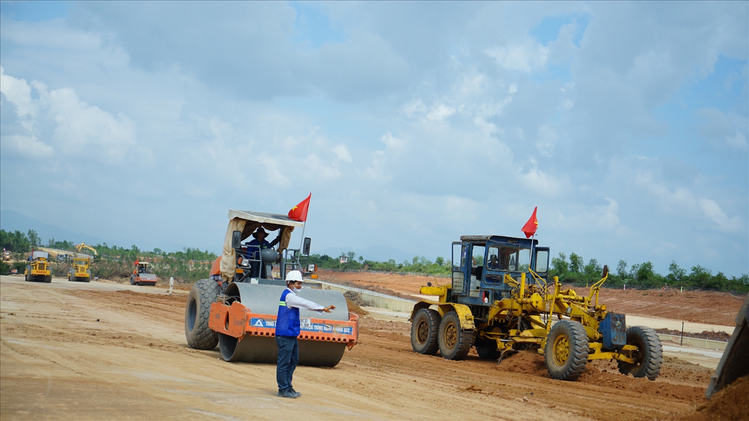 Không khí làm việc rộn ràng, tất bật trên công trường đường cất hạ cánh số 2 Phù Cát