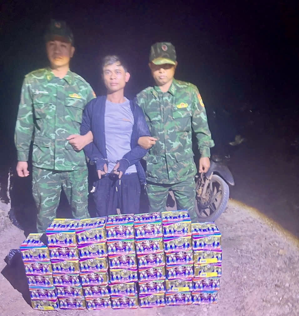 Lực lượng chức năng phát hiện, bắt giữ một vụ vận chuyển trái phép pháo hoa nổ trên khu vực biên giới
