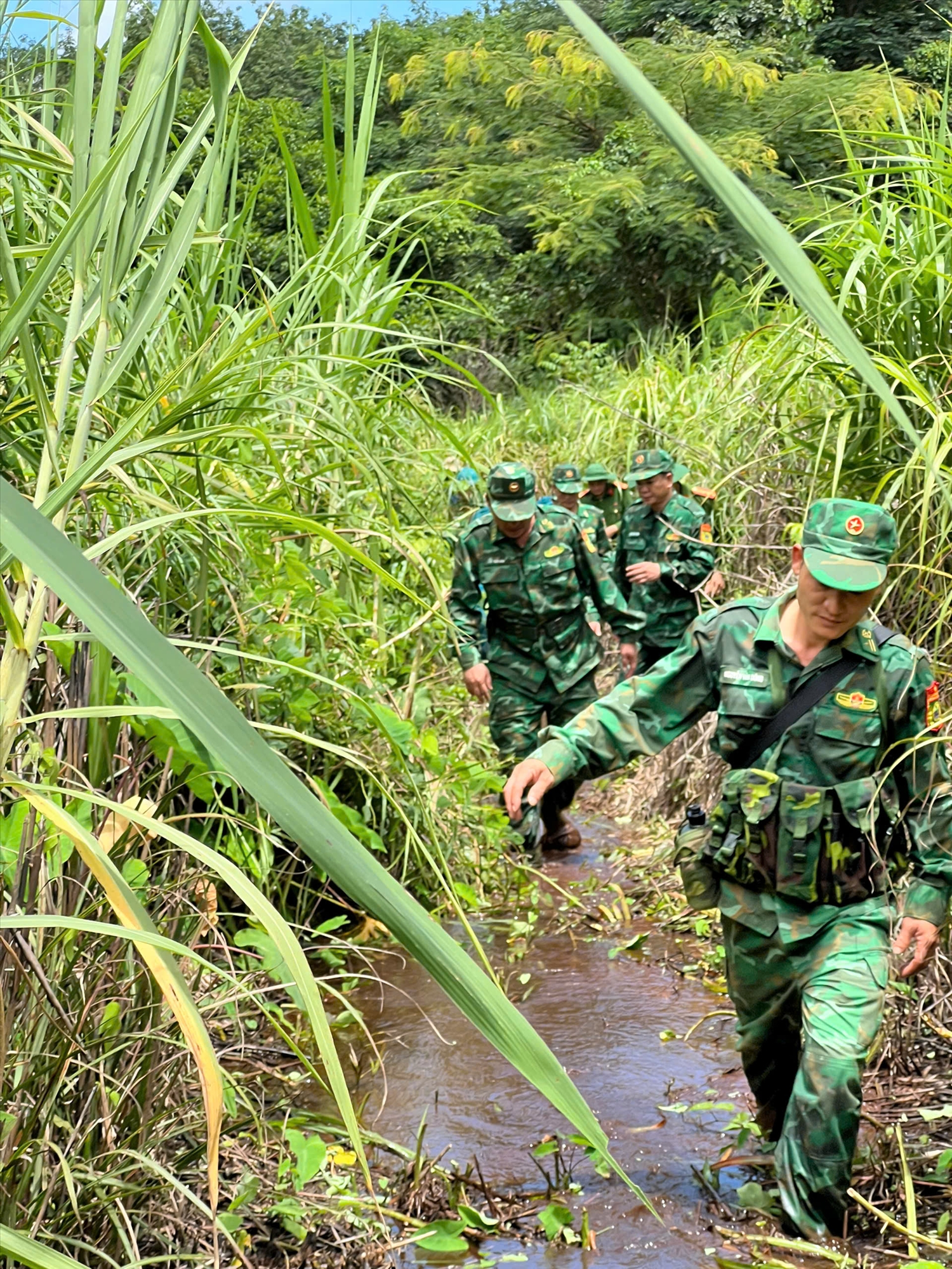 Cán bộ, chiến sĩ Đồn Biên phòng Ia Nan tuần tra, kiểm soát, kịp thời phát hiện, bắt giữ nhiều vụ vận chuyển pháo nổ qua biên giới