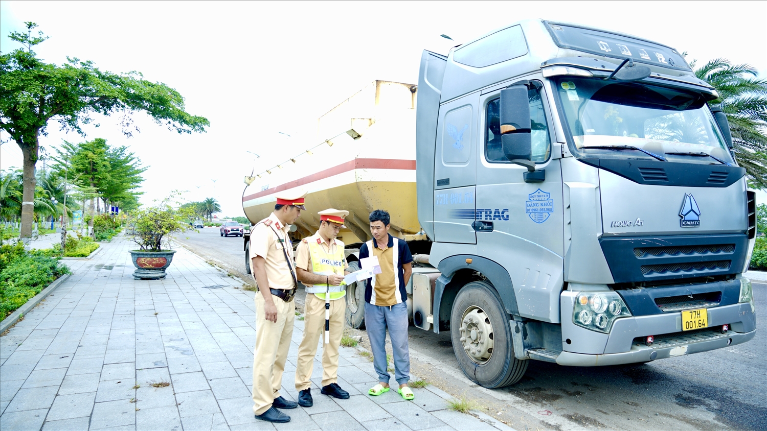 Lực lượng Đội CSGT đường bộ số 4 kiểm soát chặt chẽ phương tiện vận tải trên quốc lộ