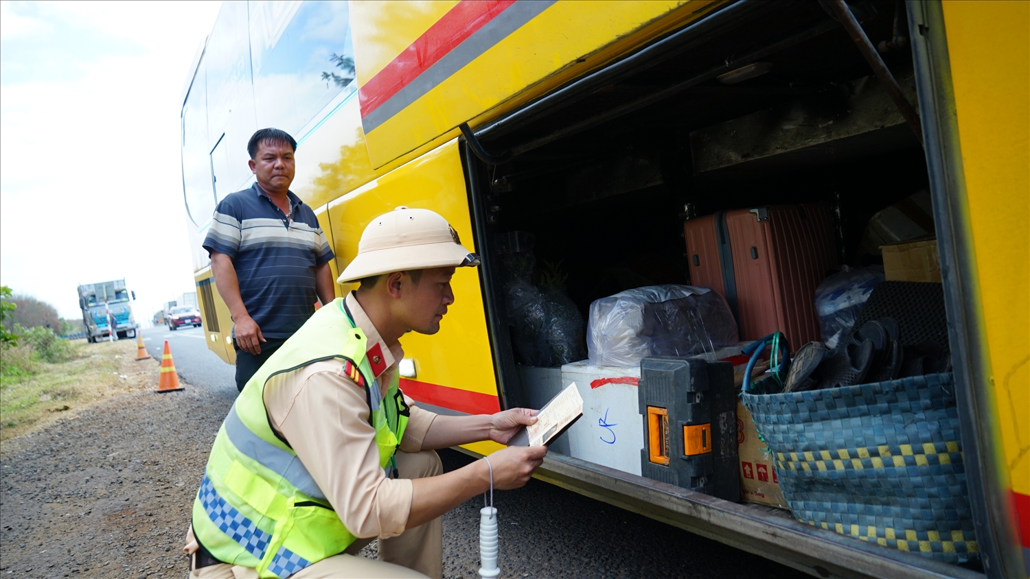 Lực lượng CSGT kiểm soát các phương tiện vận tải trên các tuyến đường trọng điểm, nhằm ngăn chặn buôn lậu, hàng giả và pháo nổ