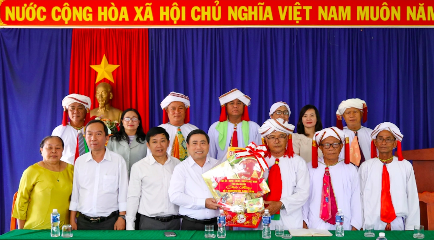  Ông Lâm Đông chúc Tết, tặng quà cho Hội đồng Sư cả Hồi giáo Bàni tỉnh Khánh Hoà. (Ảnh: H.L)