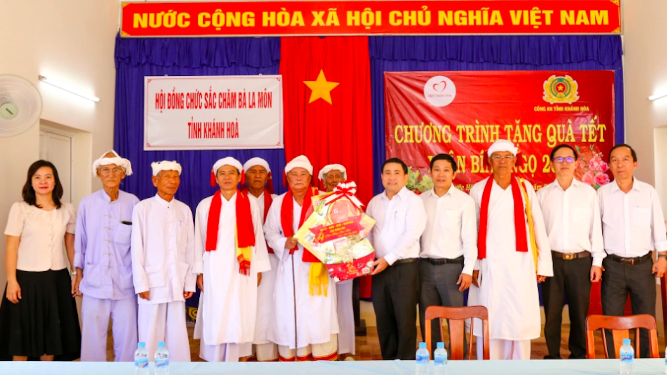 Ông Lâm Đông trao quà Tết cho Hội đồng chức sắc Chăm Bàlamôn tỉnh. (Ảnh: H.L)