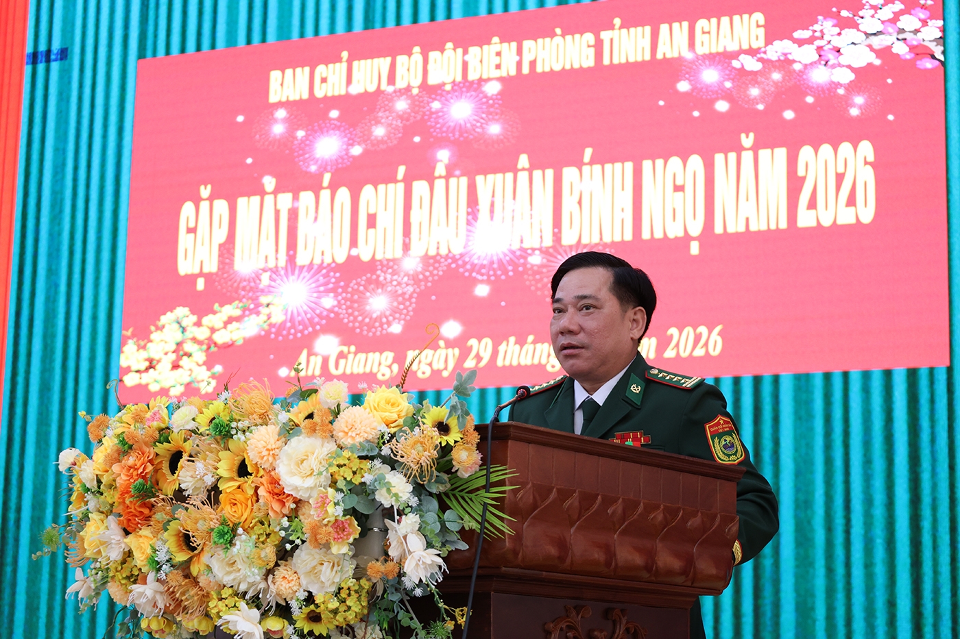 Đại tá Nguyễn Văn Hiệp, Phó Chính ủy Bộ Chỉ huy Quân sự tỉnh, Chính ủy Ban Chỉ huy Bộ đội Biên phòng tỉnh An Giang phát biểu tại buổi gặp mặt.