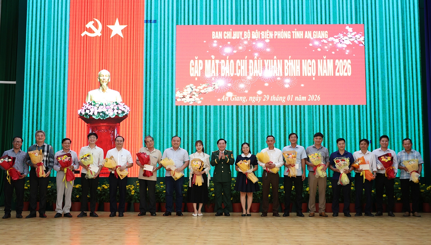 Tặng quà cho các cơ quan báo chí.