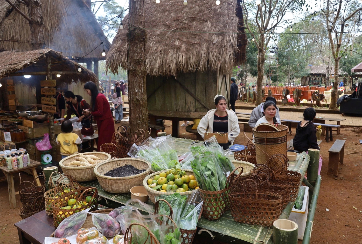 Các sản phẩm đặc trưng của đồng bào DTTS được bày bán tại chợ phiên Măng Đen. (Ảnh: Ngọc Chí)