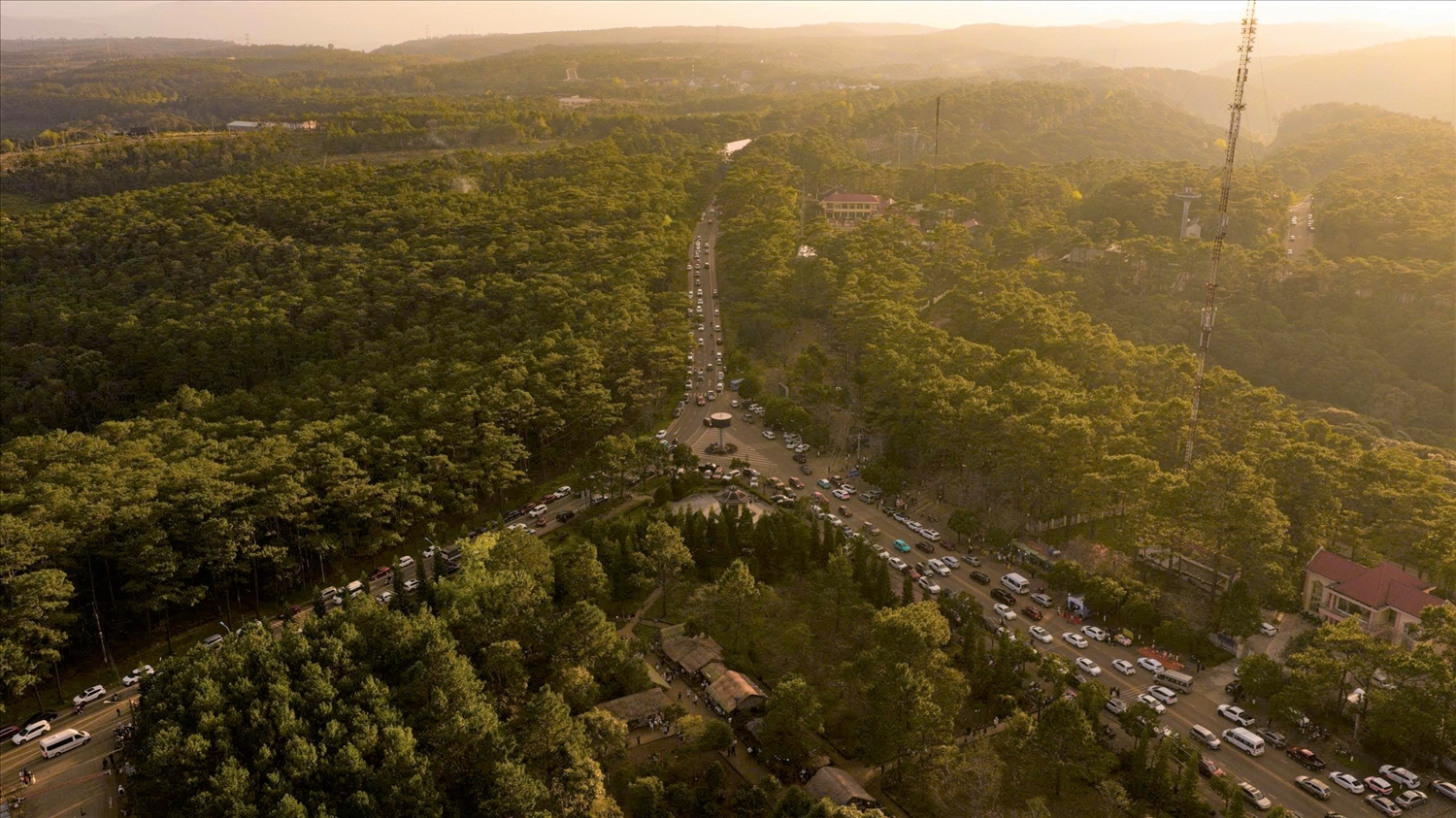 Hàng ngàn du khách đến với Măng Đen trong dịp Tết Dương lịch 2026 và chợ phiên Măng Đen trở thành một điểm đến thú vị của du khách. (Ảnh: Ngọc Chí) 