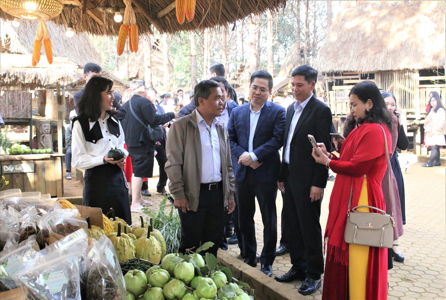 Lãnh đạo tỉnh Quảng Ngãi thăm quan các gian hàng bán sản phẩm đặc trưng của đồng bào DTTS tại chợ phiên Măng Đen. (Ảnh: Ngọc Chí)