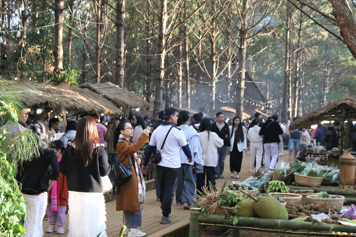 Chợ phiên Măng Đen trở thành điểm thú vị của du khách. (Ảnh: Ngọc Chí)