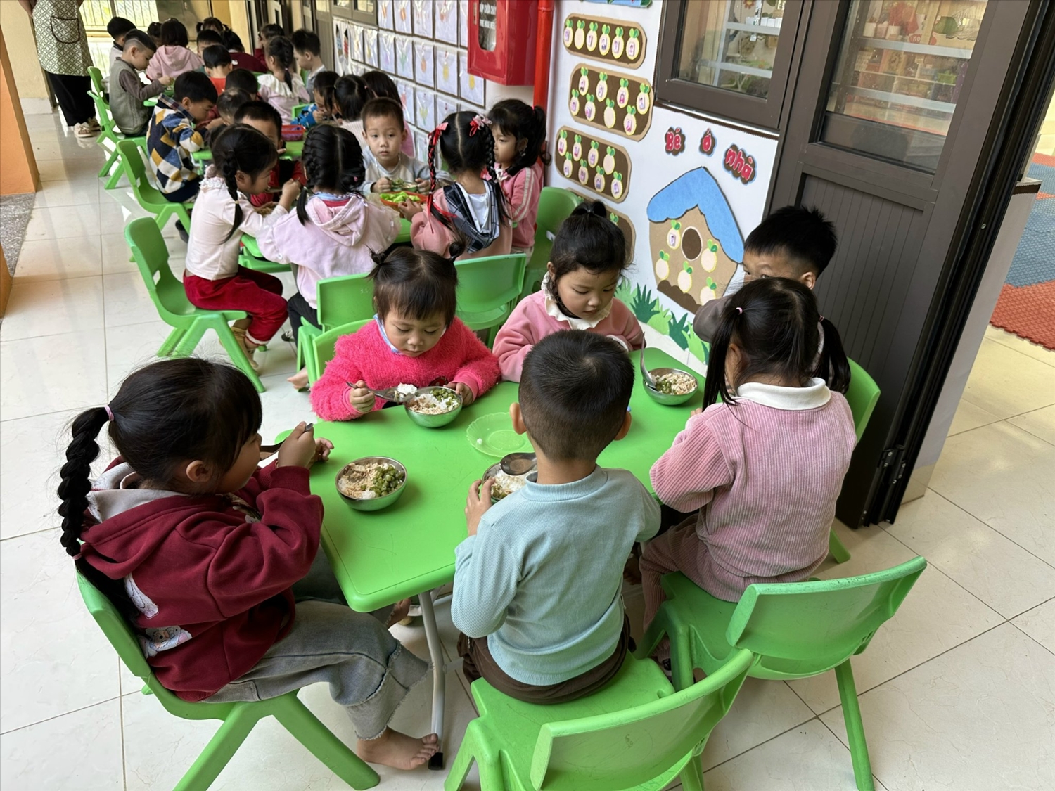 Trường Mầm non Quảng Chu (xã Chợ Mới, tỉnh Thái Nguyên) có 94% học sinh là người DTTS; nhờ sự quan tâm của các cấp chính quyền, công tác chăm sóc, giáo dục học sinh ngày càng được nâng cao.