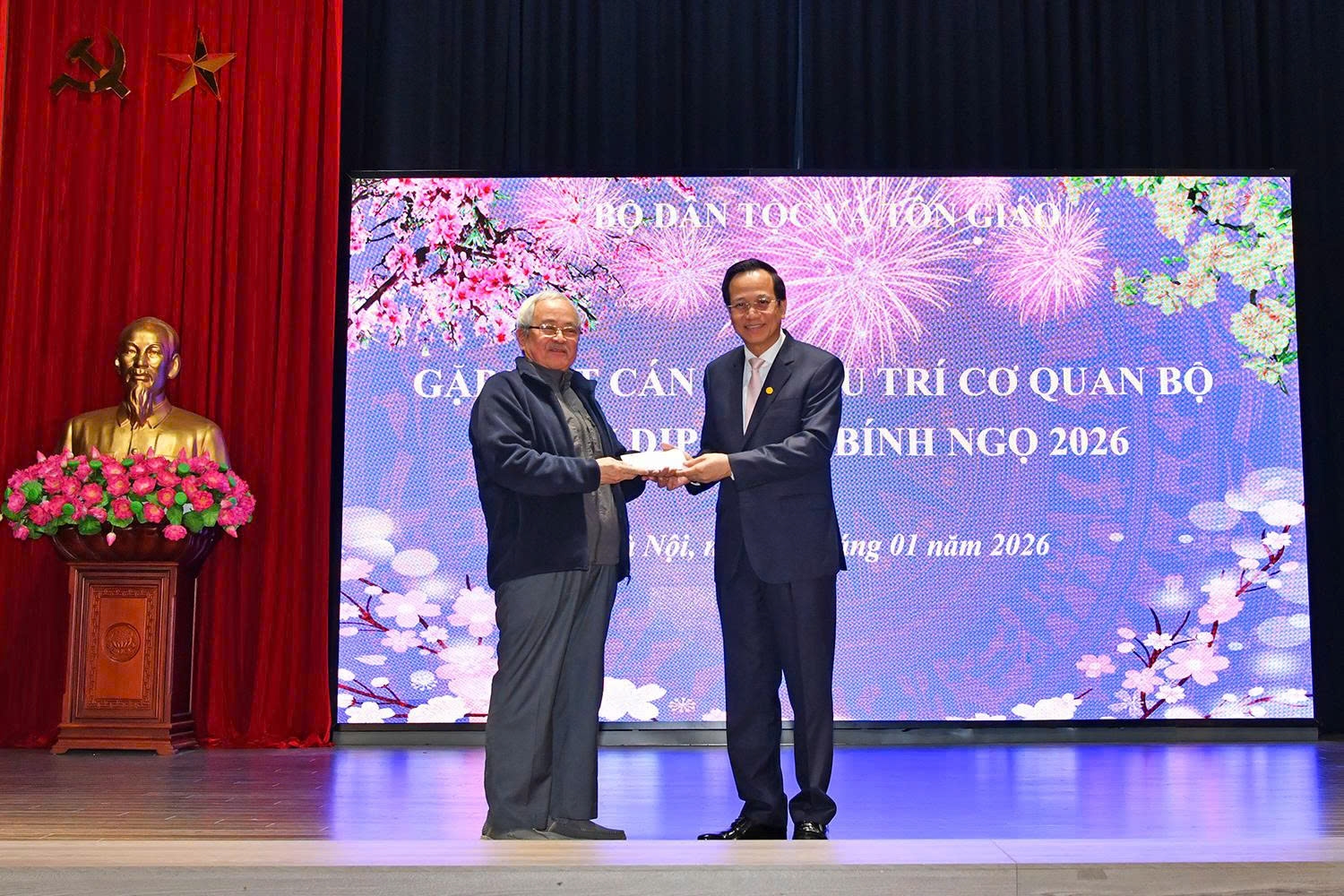 Bộ trưởng Bộ Dân tộc và Tôn giáo Đào Ngọc Dung tặng quà chúc mừng năm mới cho Hội cán bộ hưu trí Bộ Dân tộc và Tôn giáo