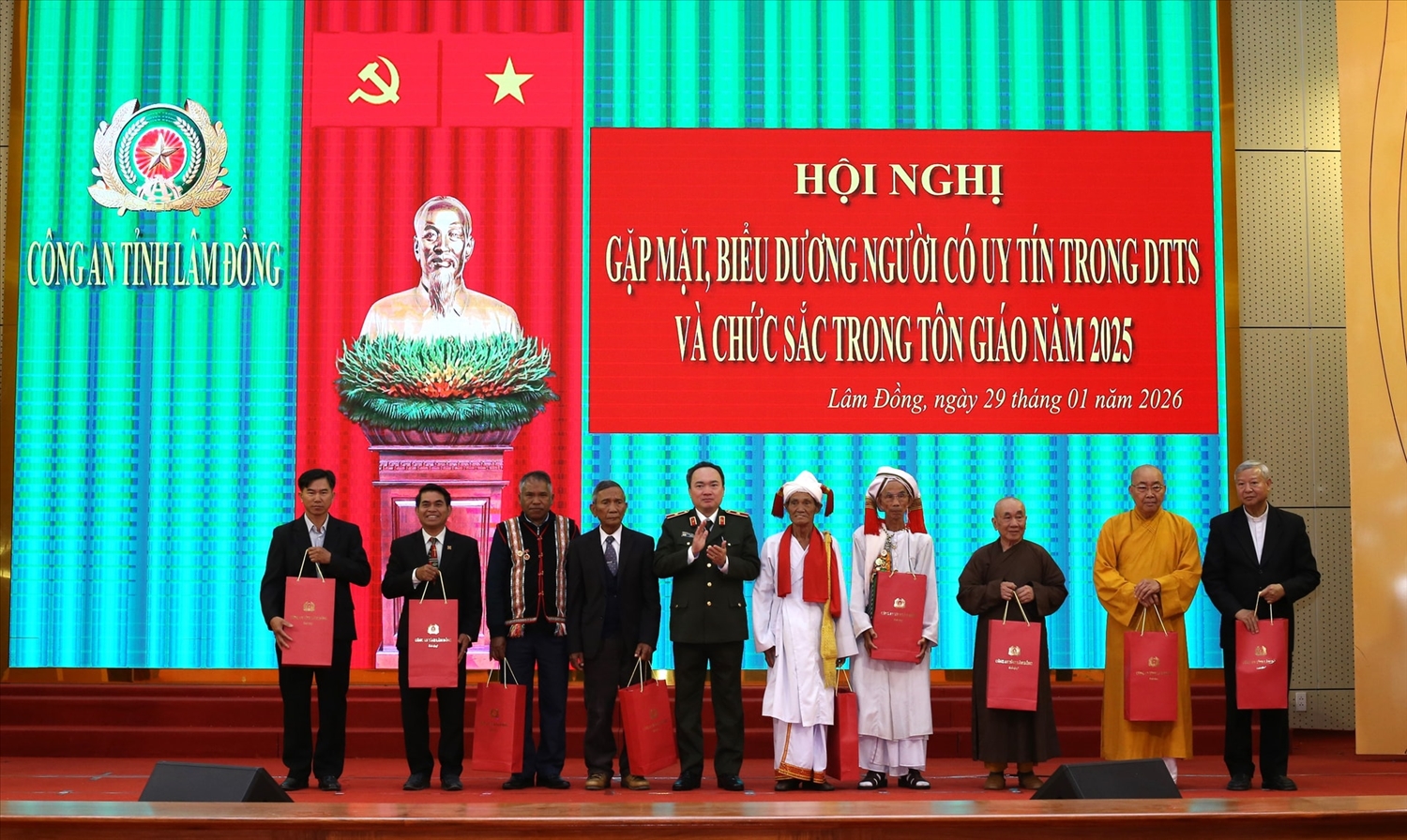 Thiếu tướng Trương Minh Đương, Giám đốc Công an tỉnh Lâm Đồng tặng quà Người có uy tín, các chức sắc tôn giáo tại buổi gặp (Ảnh: Nguyễn Luân)