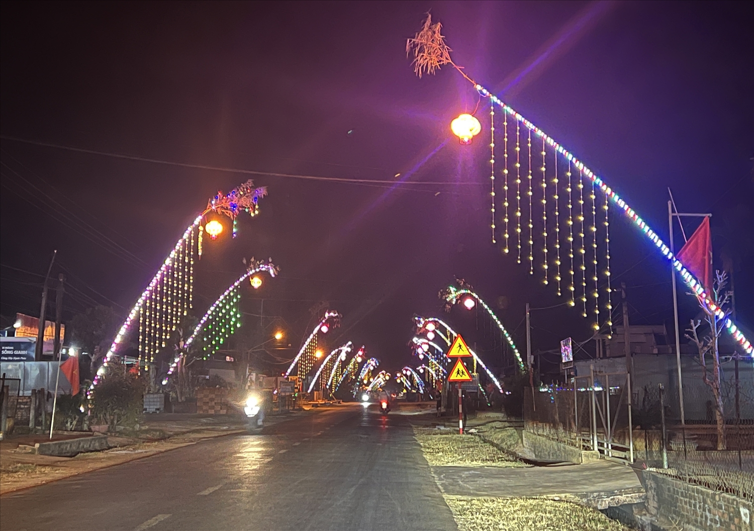 Lung linh sắc màu cây nêu ngày Tết khi đêm về