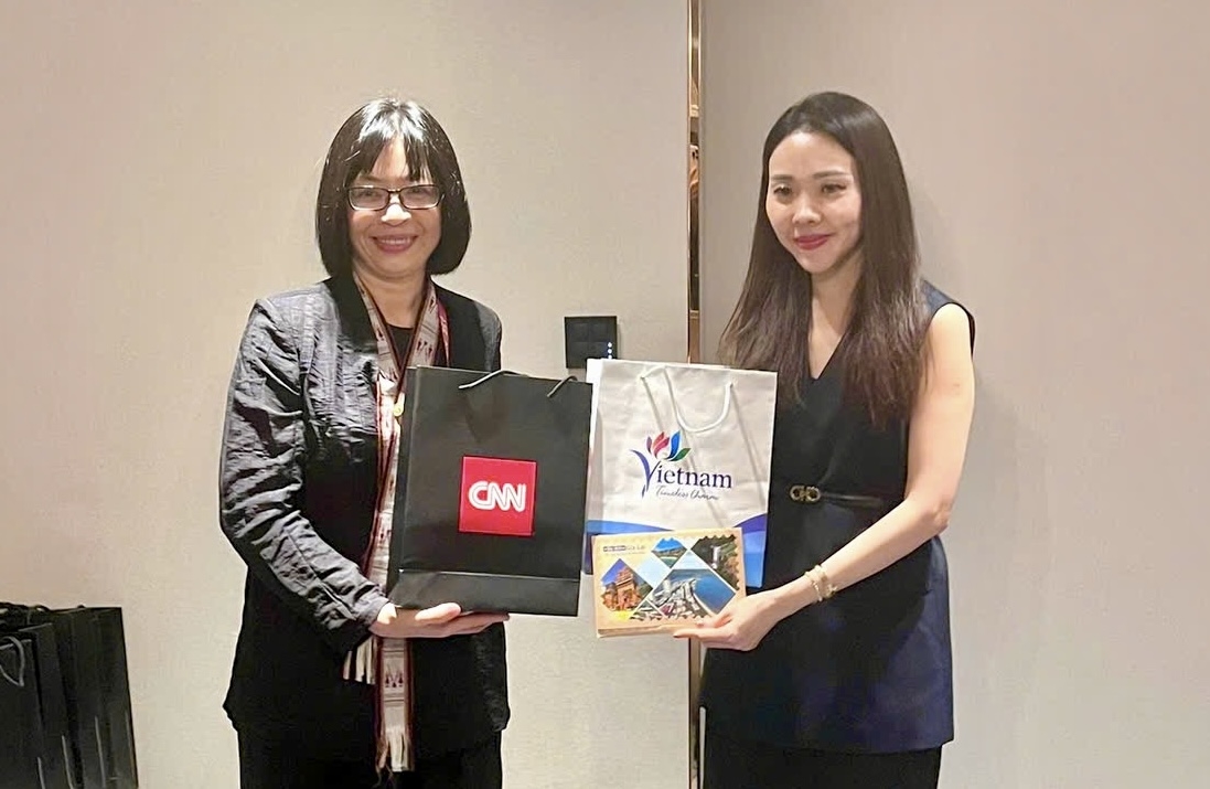 Phó Chủ tịch UBND tỉnh Nguyễn Thị Thanh Lịch và đại diện CNN tặng quà lưu niệm