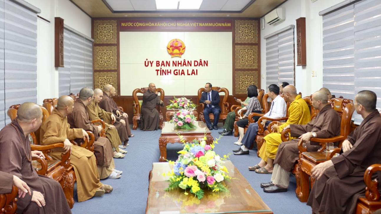 Ban Thường trực Ban Trị sự Giáo hội Phật giáo Việt Nam tỉnh Gia Lai thăm UBND tỉnh Gia Lai. (Ảnh: T.Trang)