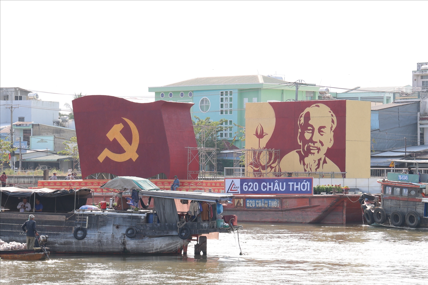 Cờ Đảng, cờ Tổ quốc, chân dung Chủ tịch Hồ Chí Minh, biểu tượng 20 năm Tết Quân Dân TP. Cần Thơ được ghép thủ công bằng các loại đậu