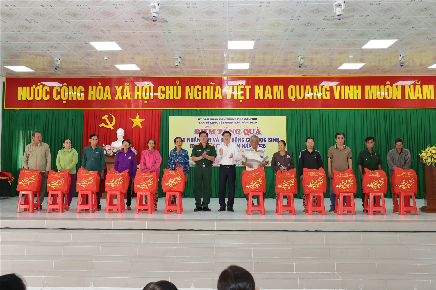 Ban Tổ chức Tết Quân Dân TP. Cần Thơ tặng quà các gia đình có hoàn cảnh khó khăn.