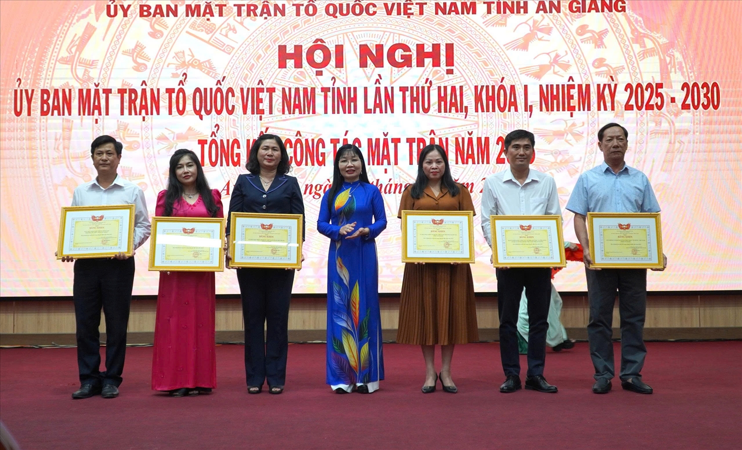 Các tập thể được nhận Bằng khen của Ủy ban Trung ương Mặt trận Tổ quốc Việt Nam. (Ảnh: Văn Sĩ)