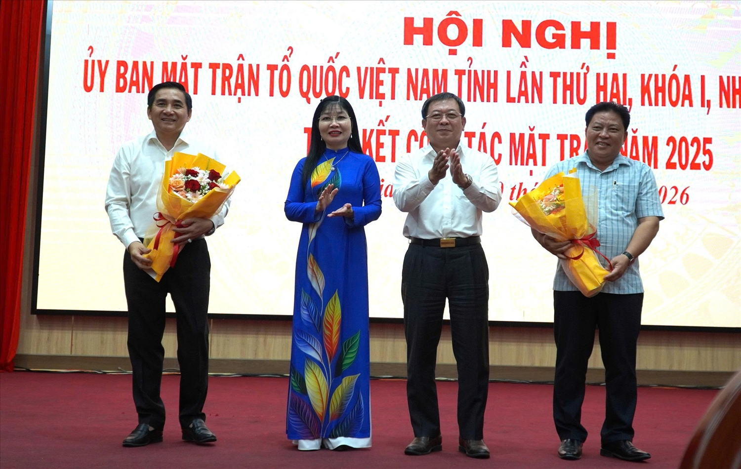 Chủ tịch Ủy ban MTTQ Việt Nam tỉnh An Giang Trần Thị Thanh Hương và Phó Chủ tịch Thường trực Ủy ban Mặt trận Tổ quốc Việt Nam Lê Thanh Việt tặng hoa chúc mừng Ủy viên và Phó Chủ tịch Ủy ban Mặt trận Tổ quốc Việt Nam tỉnh khóa I. (Ảnh: Mộc Trà)