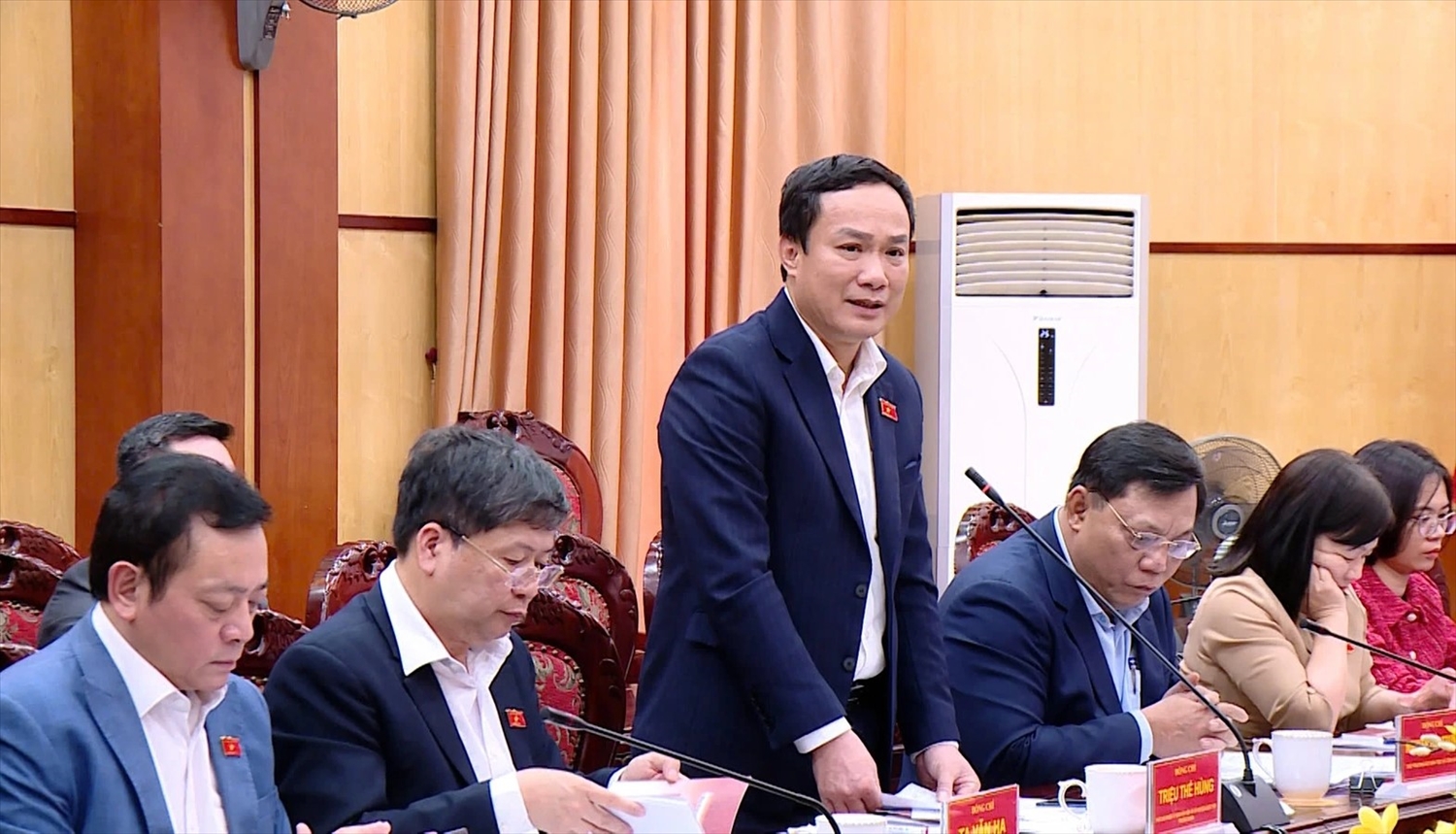 Phó Chủ nhiệm Ủy ban Văn hóa và Xã hội Triệu Thế Hùng chủ trì buổi làm việc