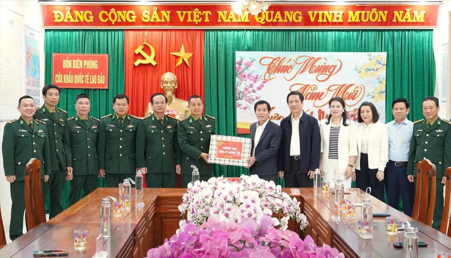 Bí thư Tỉnh ủy Quảng Trị Nguyễn Văn Phương (Thứ 6 từ phải qua) thăm tặng quà chúc Tết cho cán bộ chiến sĩ Đồn Biên phòng Cửa khẩu quốc tế Lao Bảo. Ảnh: QV