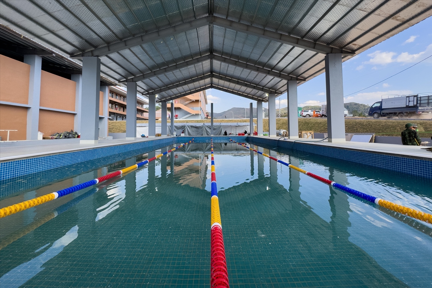 Bể bơi của nhà trường