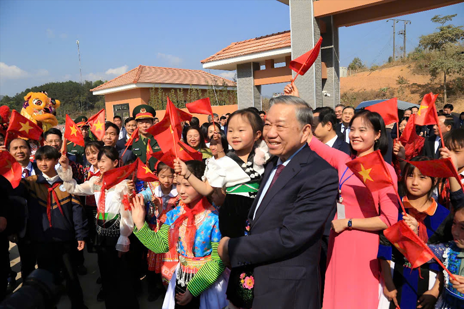 Cô trò Trường nội trú liên cấp tiểu học và THCS Si Pa Phìn đón Tổng Bí thư Tô Lâm