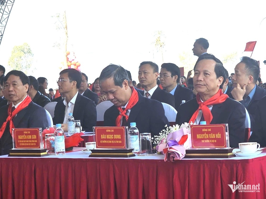 Bộ trưởng Bộ Dân tộc và Tôn giáo Đào Ngọc Dung, Bộ trưởng Bộ GD&ĐT Nguyễn Kim Sơn dự lễ khánh thành