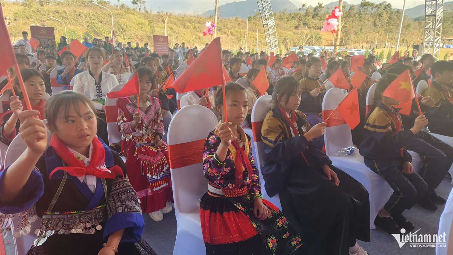 Học sinh xã biên giới Si Pa Phìn với ngôi trường trong mơ. Ảnh: Hiền Anh