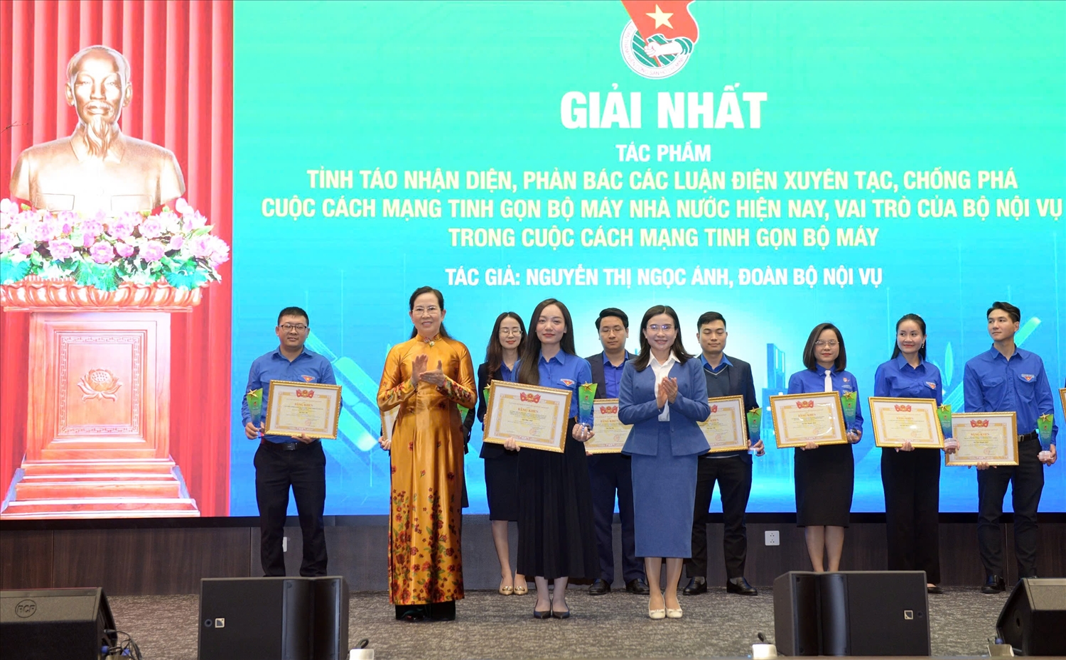 Đồng chí Lê Thị Thủy, Ủy viên Ban Chấp hành Trung ương Đảng, Phó Bí thư Đảng ủy Chính phủ và đồng chí Nguyễn Phạm Duy Trang, Bí thư Ban Chấp hành Trung ương Đoàn, Chủ tịch Hội đồng Đội Trung ương trao giải thưởng ""Đổi mới sáng tạo" cho các tác giả, nhóm tác giả. Ảnh: Minh Đức