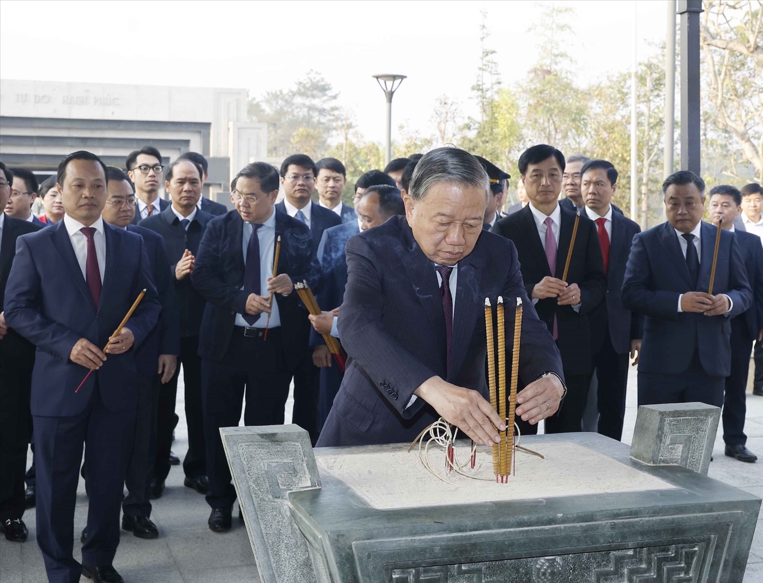 Tổng Bí thư Tô Lâm và Đoàn công tác thắp hương tại Nhà tưởng niệm Chủ tịch Hồ Chí Minh ở di tích đồi E2. Ảnh: TTXVN