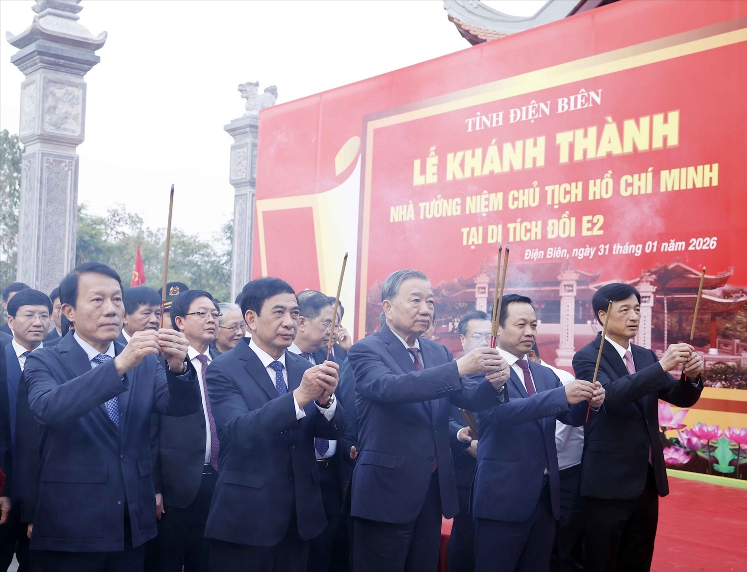  Tổng Bí thư Tô Lâm và đoàn công tác thắp hương tại Nhà tưởng niệm Chủ tịch Hồ Chí Minh ở Di tích đồi E2. Ảnh: TTXVN 