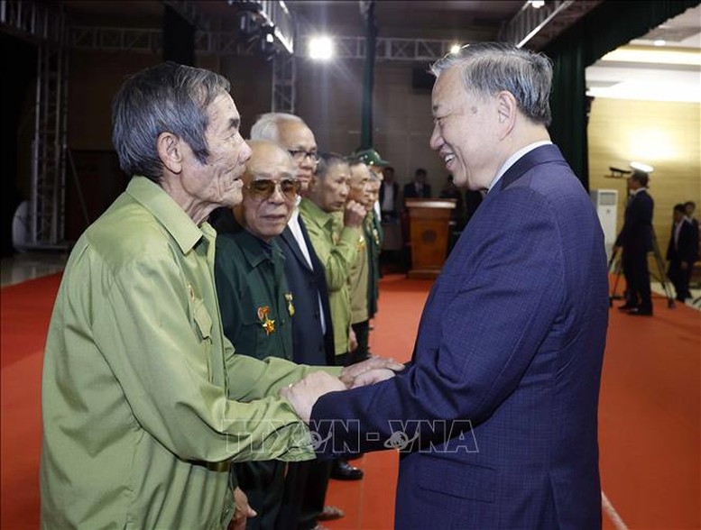 Tổng Bí thư Tô Lâm tặng quà cho các gia đình chính sách - Ảnh: TTXVN