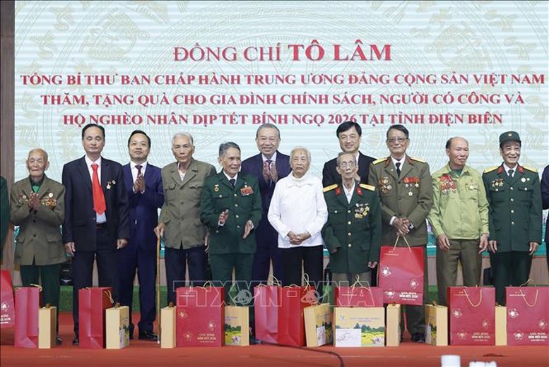 Tổng Bí thư Tô Lâm tặng quà cho các gia đình chính sách tỉnh Điện Biên - Ảnh: TTXVN