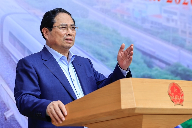 Thủ tướng cũng chỉ đạo các nhiệm vụ cụ thể của các bộ, ngành, địa phương để đẩy nhanh tiến độ dự án tuyến đường sắt Lào Cai – Hà Nội – Hải Phòng - Ảnh: VGP/Nhật Bắc