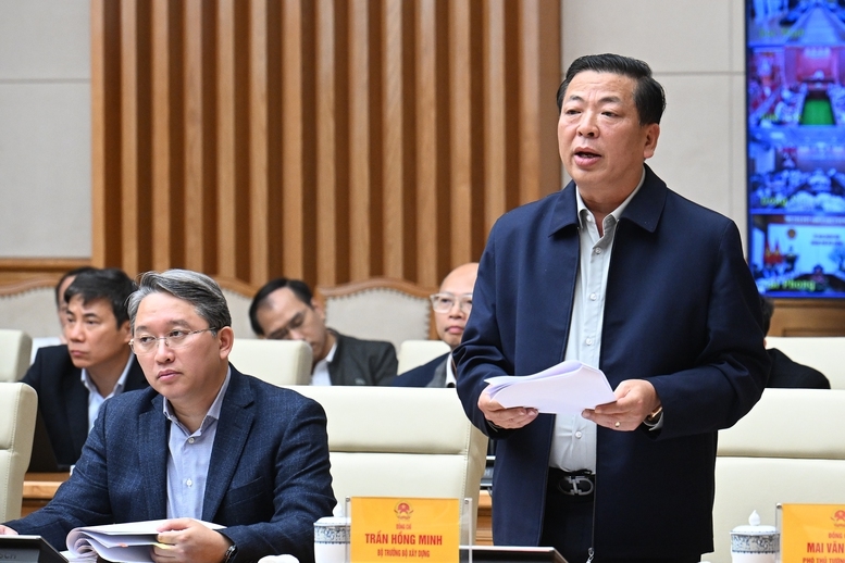 Bộ trưởng Bộ Xây dựng Trần Hồng Minh báo cáo tại Phiên họp - Ảnh: VGP/Nhật Bắc