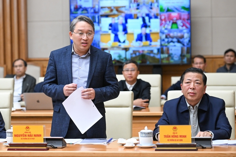 Bộ trưởng Bộ Tư pháp Nguyễn Hải Ninh báo cáo tại Phiên họp - Ảnh: VGP/Nhật Bắc