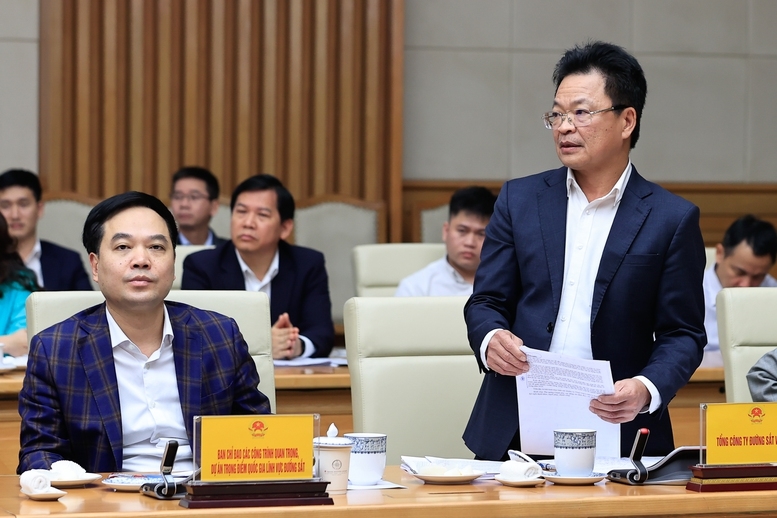 Đại diện Tổng công ty Đường sắt Việt Nam báo cáo tại Phiên họp - Ảnh: VGP/Nhật Bắc