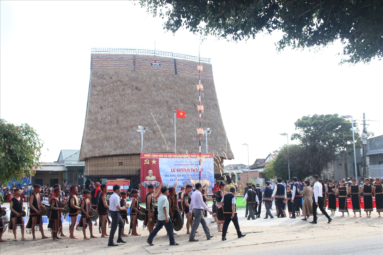 Đồng bào Ba Na làng Kon Rơ Bang 2 đánh cồng chiêng, múa xoang đón khách đến dự Lễ khánh thành nhà rông. (Ảnh: Ngọc Chí)