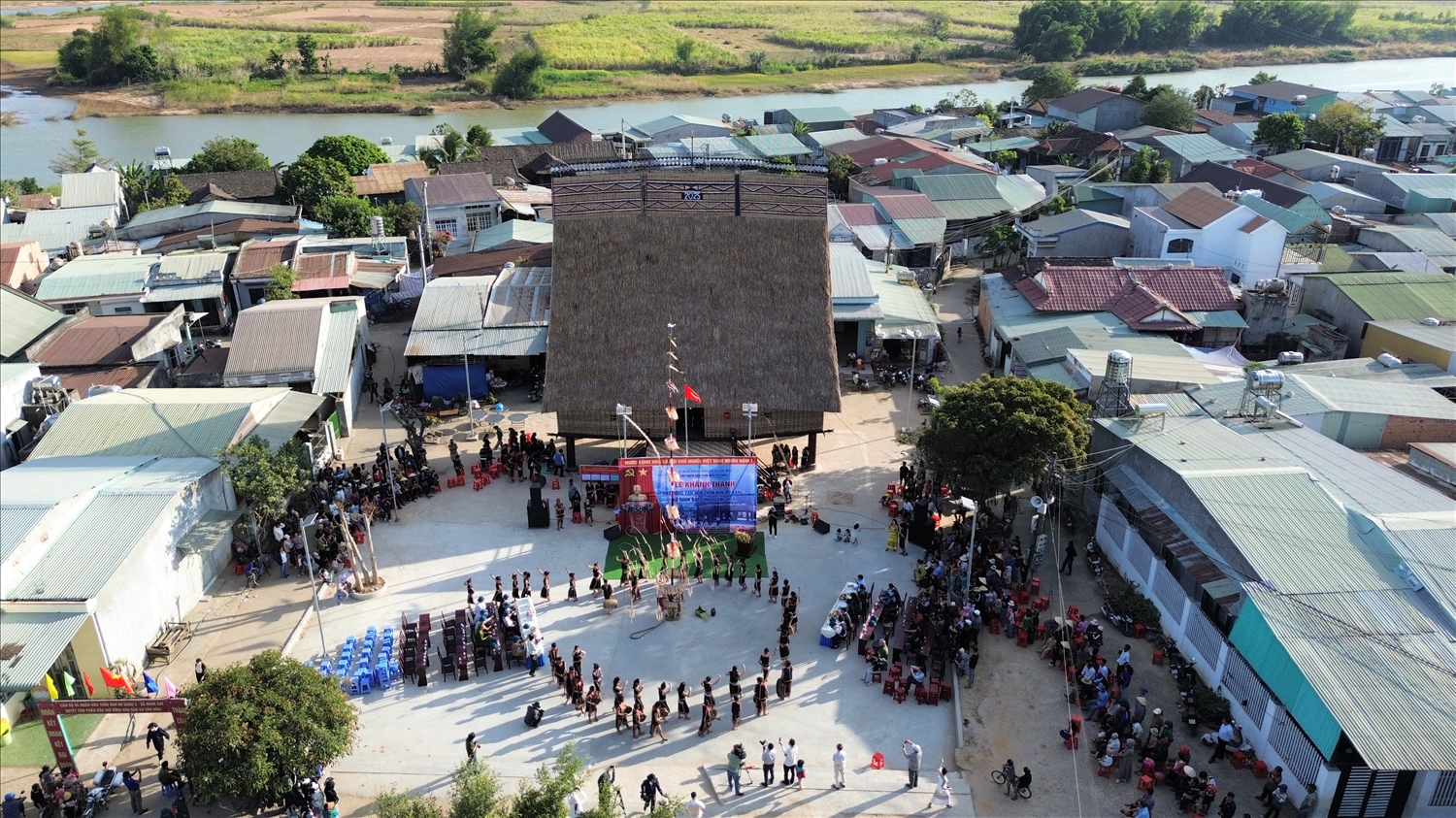 Nhà rông không chỉ là một công trình kiến trúc độc đáo, mà còn là linh hồn, là biểu tượng cho sức mạnh đoàn kết của đồng bào Ba Na ở làng Kon Rơ Bang 2. (Ảnh: Ngọc Chí)