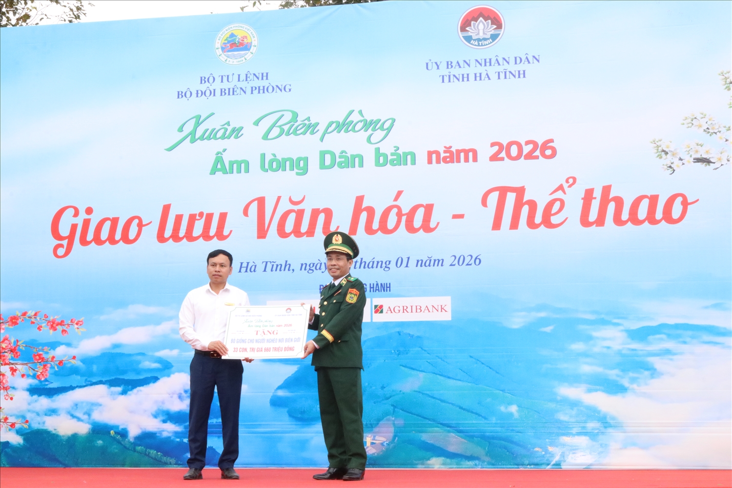 Thiếu tướng Vũ Quốc Ân, Phó Chính ủy Bộ đội Biên phòng trao biển biểu trưng tặng bò cho đại diện lãnh đạo xã Hương Xuân