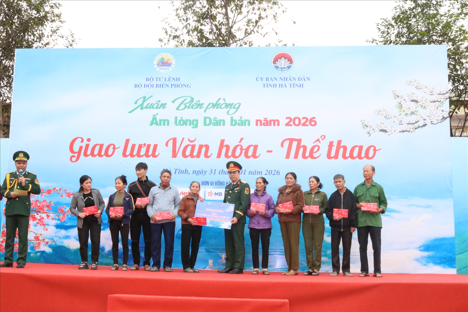 Các gia đình có hoàn cảnh khó khăn được nhận quà tại Chương trình