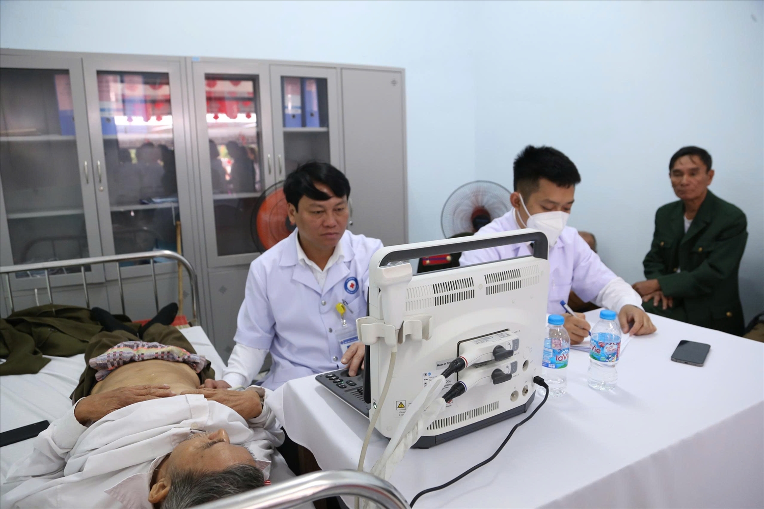 Người dân được khám bệnh