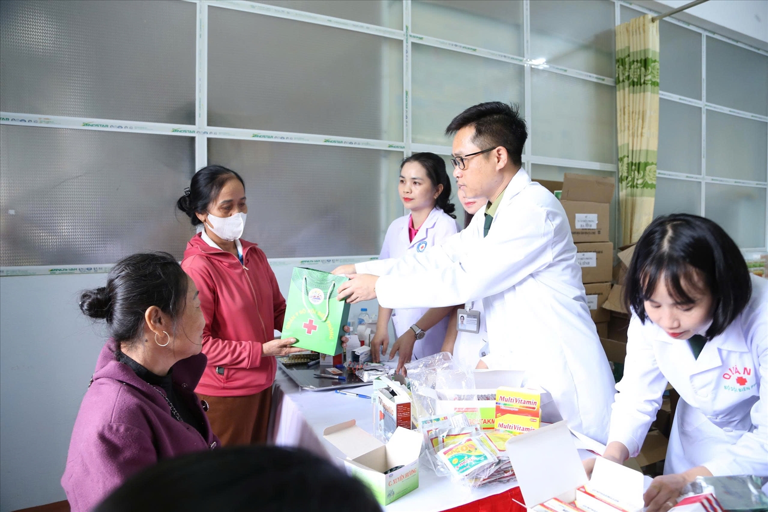 Và cấp phát thuốc miễn phí 